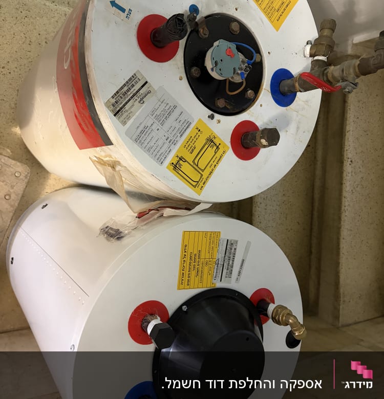 דוד שמש עם חיבורים וצינורות צבעוניים